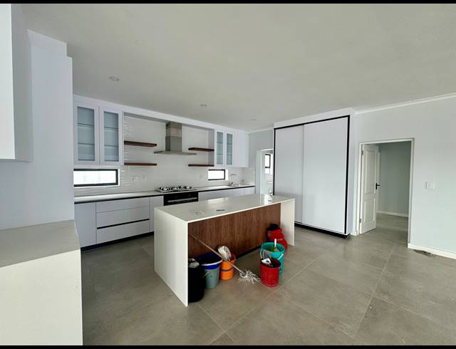 5 BEDROOM HOUSE FOR SALE IN SANDOWN
